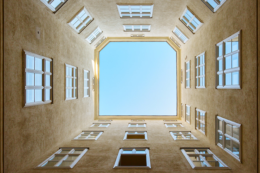 Altbau in Wien, Hinterhof - Richtwertmieten werden mit 1. April erhöht (c) istockphoto.com